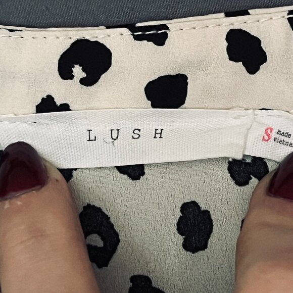 Lush Warren Split V Blouse in Tan Women's Small Cheetah Print - Picture 3 of 8